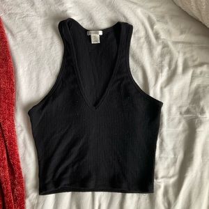 Black v-neck crop tank